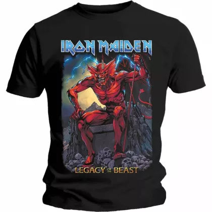 Camiseta Iron Maiden - Legacy of the Beast con el icónico Eddie en una épica ilustración inspirada en el videojuego y gira mundial de la banda, perfecta para fans del heavy metal clásico.