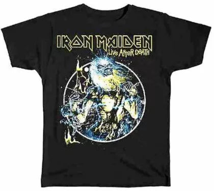 Camiseta Iron Maiden - Live After Death con el icónico diseño del álbum en directo de 1985, mostrando a Eddie emergiendo de la tumba en una potente ilustración clásica del heavy metal británico.